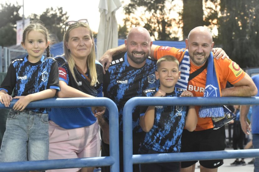 FOTO Gotovo dvije tisuće gledatelja prati susret na Gradskom stadionu u Varaždinu