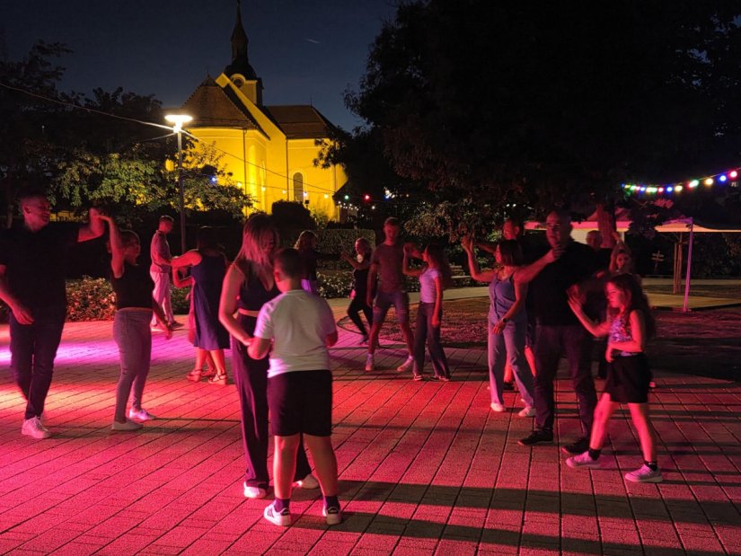 IVANEC Zabavno na drugoj plesnoj radionici discofoxa u parku; ovog petka zadnja radionica sa salsom