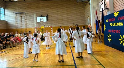 KUD SALINOVEC Narodni plesovi, no&scaron;nje, prikazi i igre na jubilarnoj 10. dječjoj smotri folklora u Salinovcu