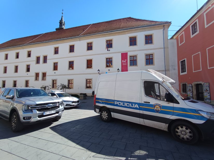 Na FOI-ju dojava o bombi, svi evakuirani, u tijeku protueksplozijski pregled prostorija fakulteta