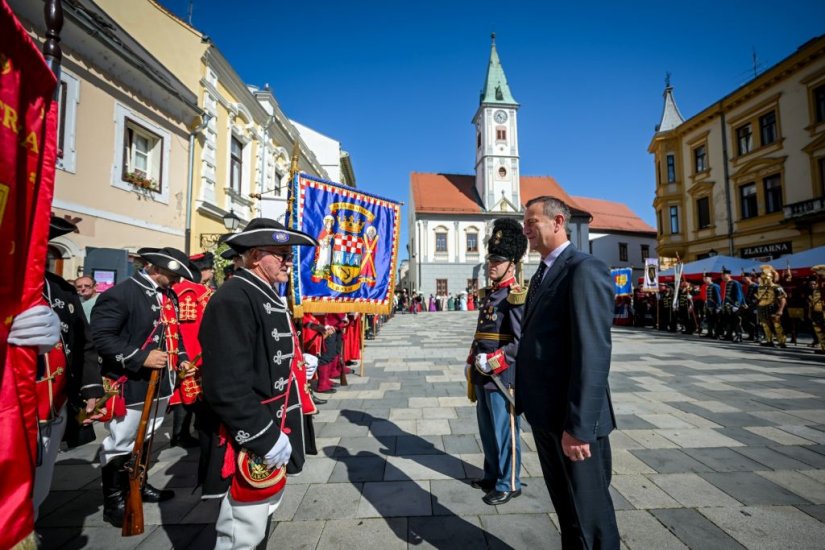 FOTO Susret povijesnih postrojbi ispunio sredi&scaron;te Varaždina tradicijom i povijesnim odorama