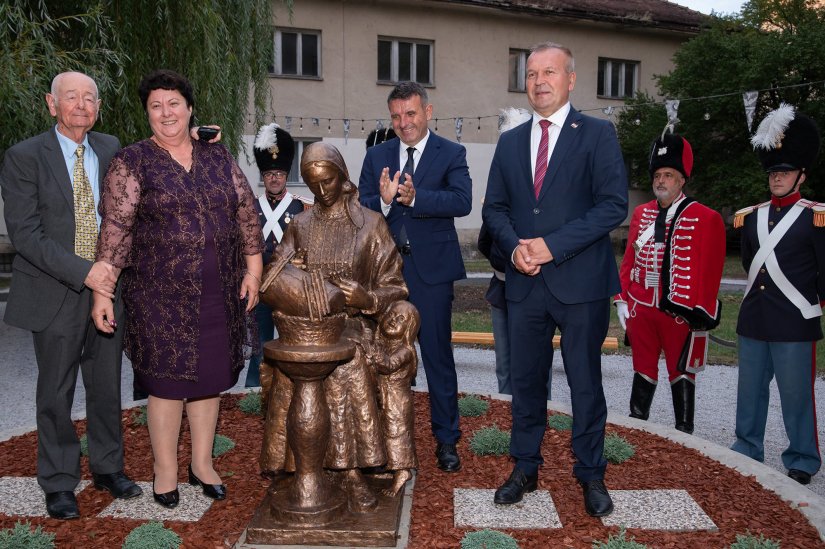 Održan 30. Međunarodni festival čipke u Lepoglavi; u parku ispred samostana svečano otkriven kip čipkarice