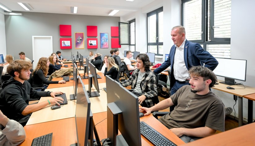 FOTO Tehnologija u službi znanja: Druga gimnazija Varaždin dobila suvremenu informatičku učionicu