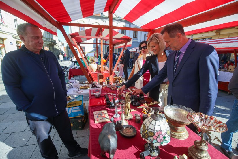 FOTO Antikviteti, zvuk vinila i brojni posjetitelji ispunili varaždinsko Korzo