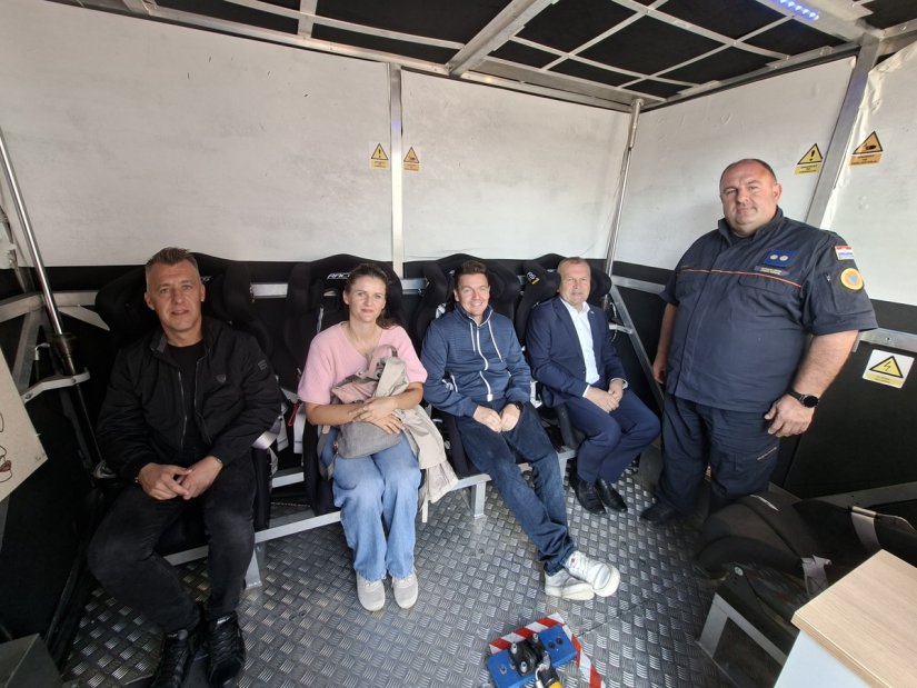 FOTO Vi&scaron;e od tisuću učenika kroz simulator potresa uči kako reagirati u kriznim situacijama