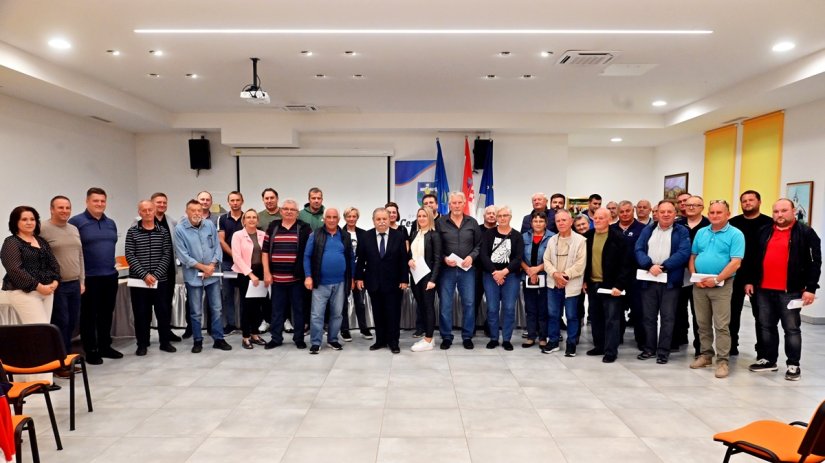 FOTO Ugovori o sufinanciranju ugradnje sustava za kori&scaron;tenje obnovljivih izvora energije u obiteljskim kućama u Općini Cestica