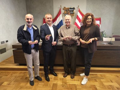 Replike kostiju neandertalaca darovane za Interpretacijski centar &Scaron;pilja Vindija