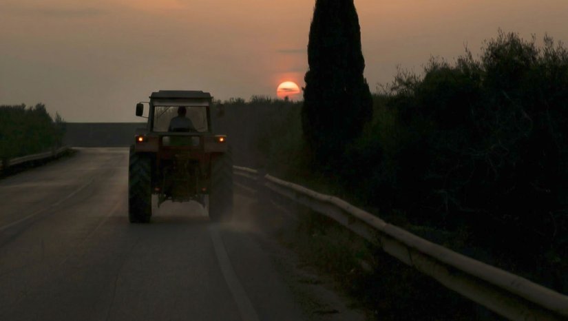 Pijan i unatoč zabrani upravljao traktorom, uhićen i priveden na sud