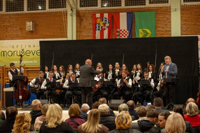 FOTO Od tradicijskih pjesama do ABBA-e: "Jesen u Maru&scaron;evcu" raspjevala publiku