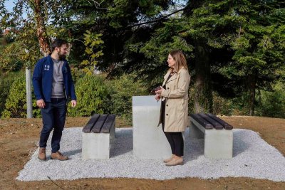IVANEC Uređeni izvor Gajec i "trokut" u Cesarčevoj ulici, postavljeni stolovi i klupe