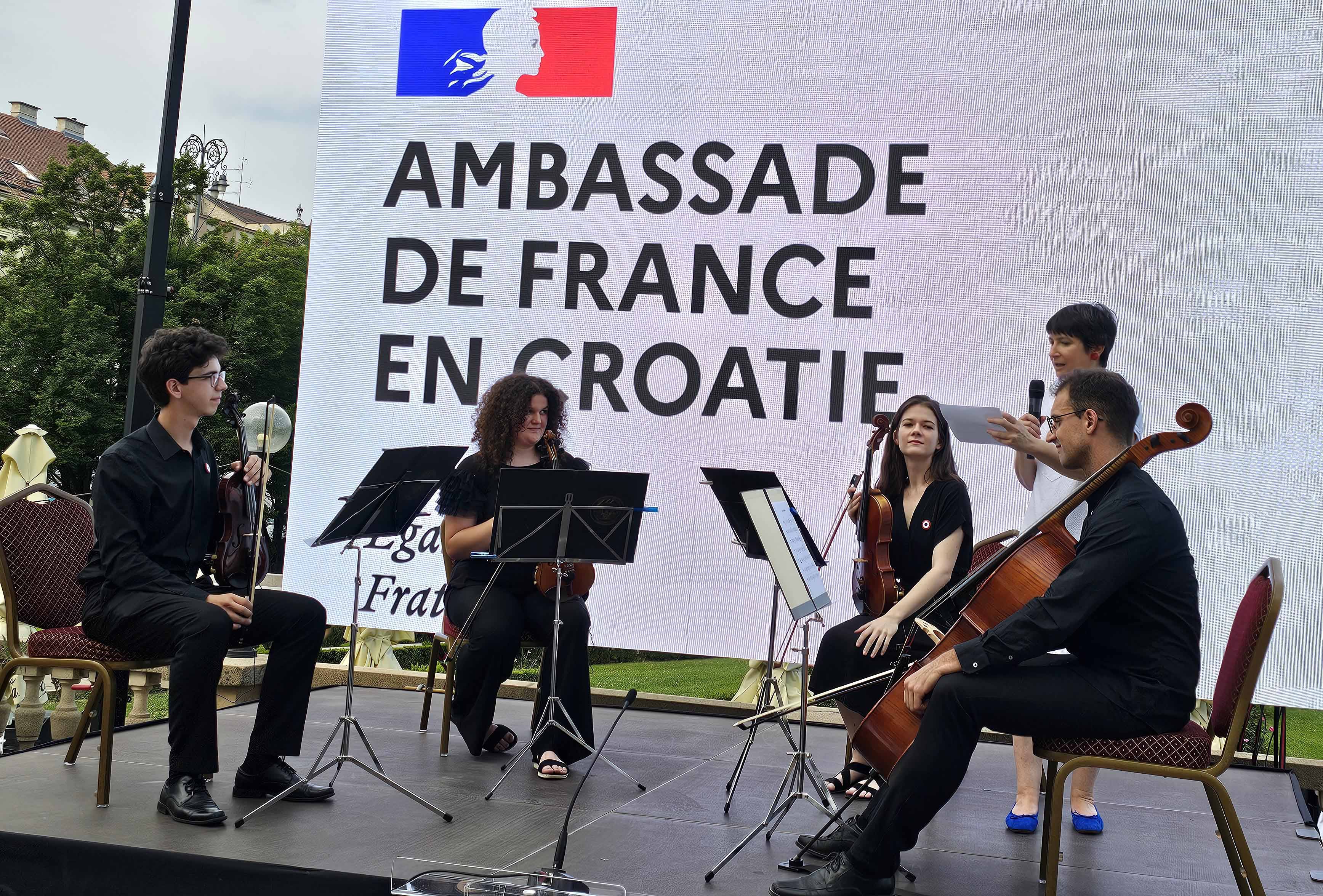 Fete_nationale_de_la_Republique_francaise_3.jpg