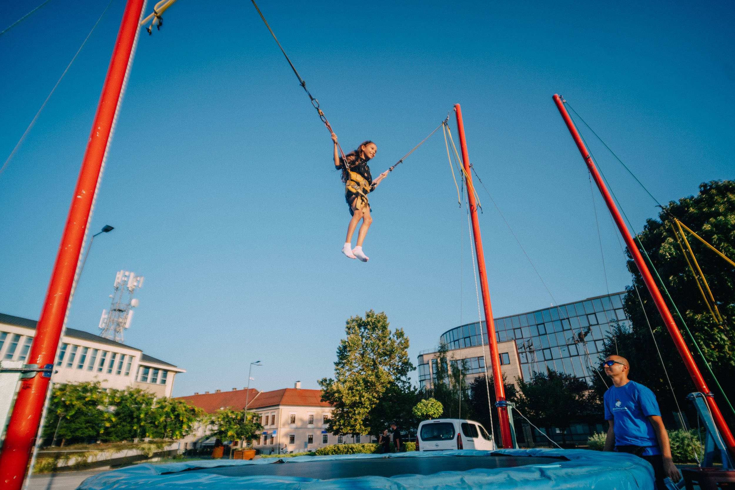 Bungee_trampolini_su_podjednako_velik_hit_medu_curama_i_deckima.jpg