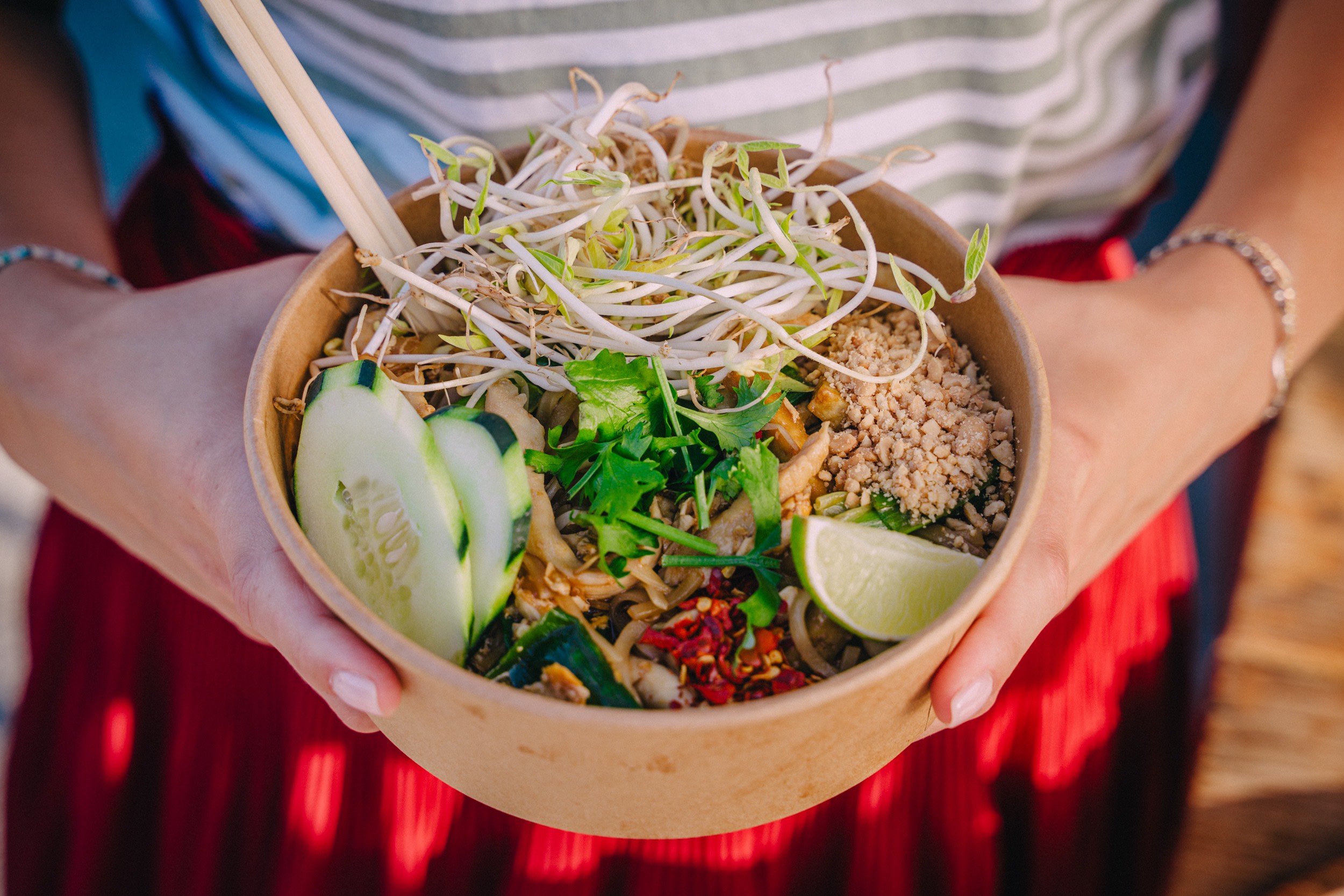 Pad_Thai_klasicno_tajlandsko_jelo_s_piletin_i_rezancima_na_Spancir_BUrger_Festivalu.jpg