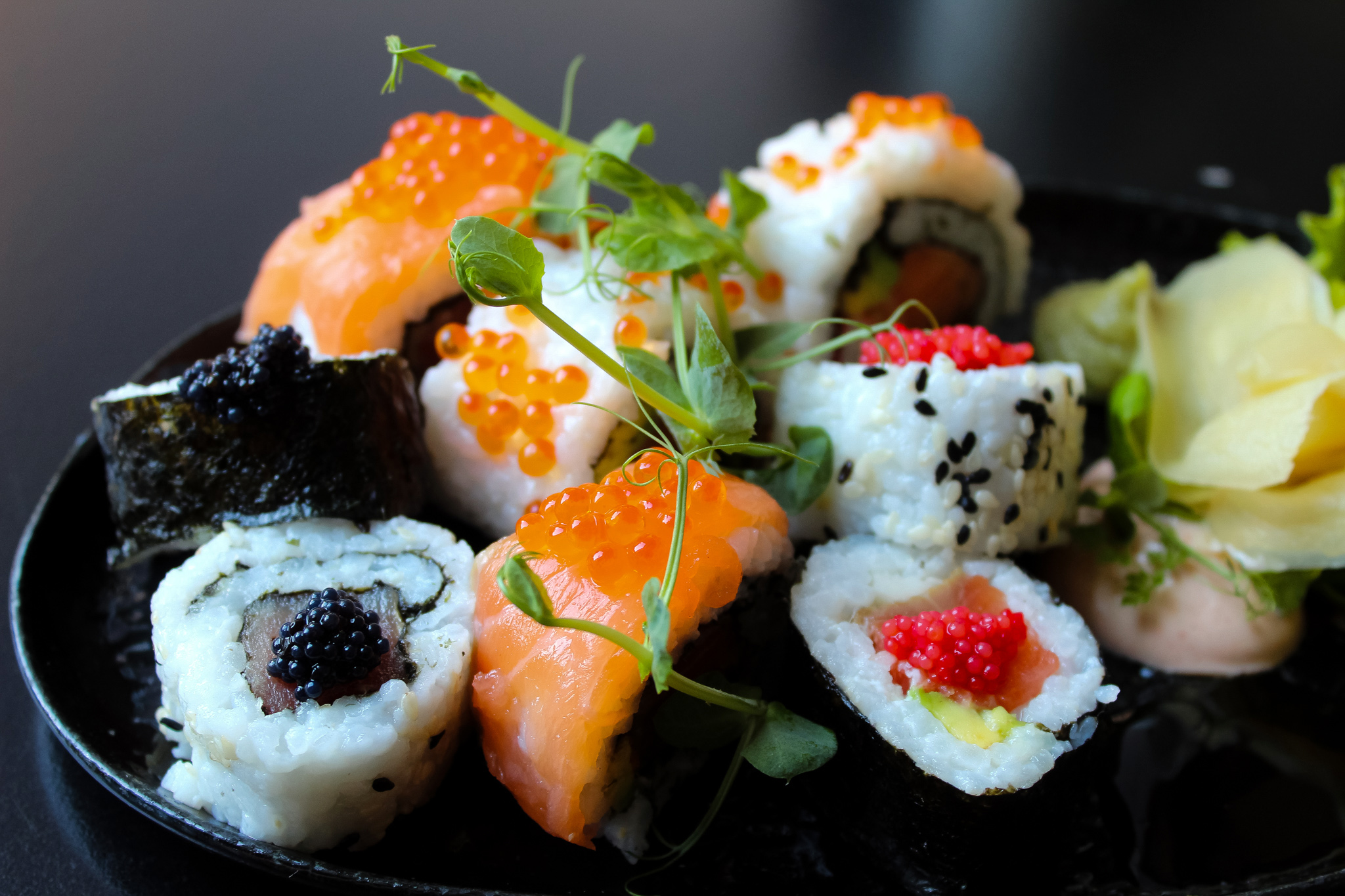 U_ponudi_su_tri_vrste_sushi_rolica_-_losos_tuna_i_racici.jpg