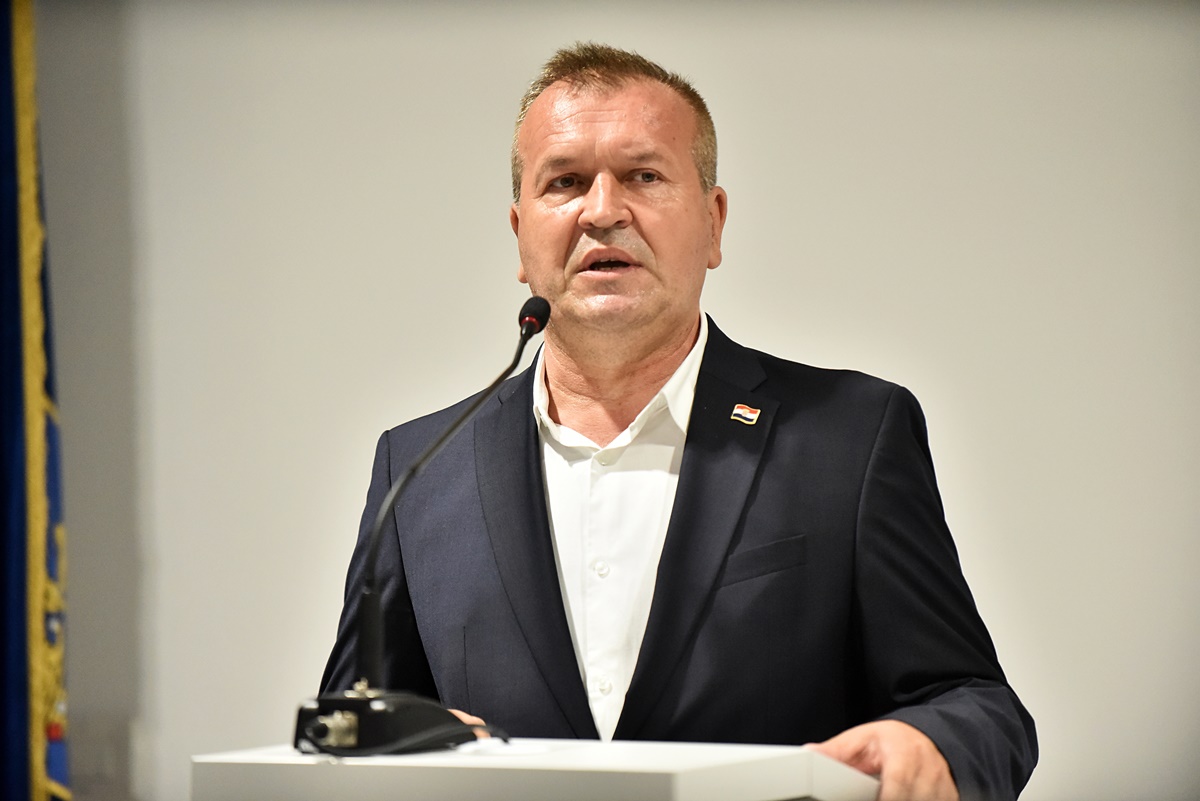 kneginec60.JPG