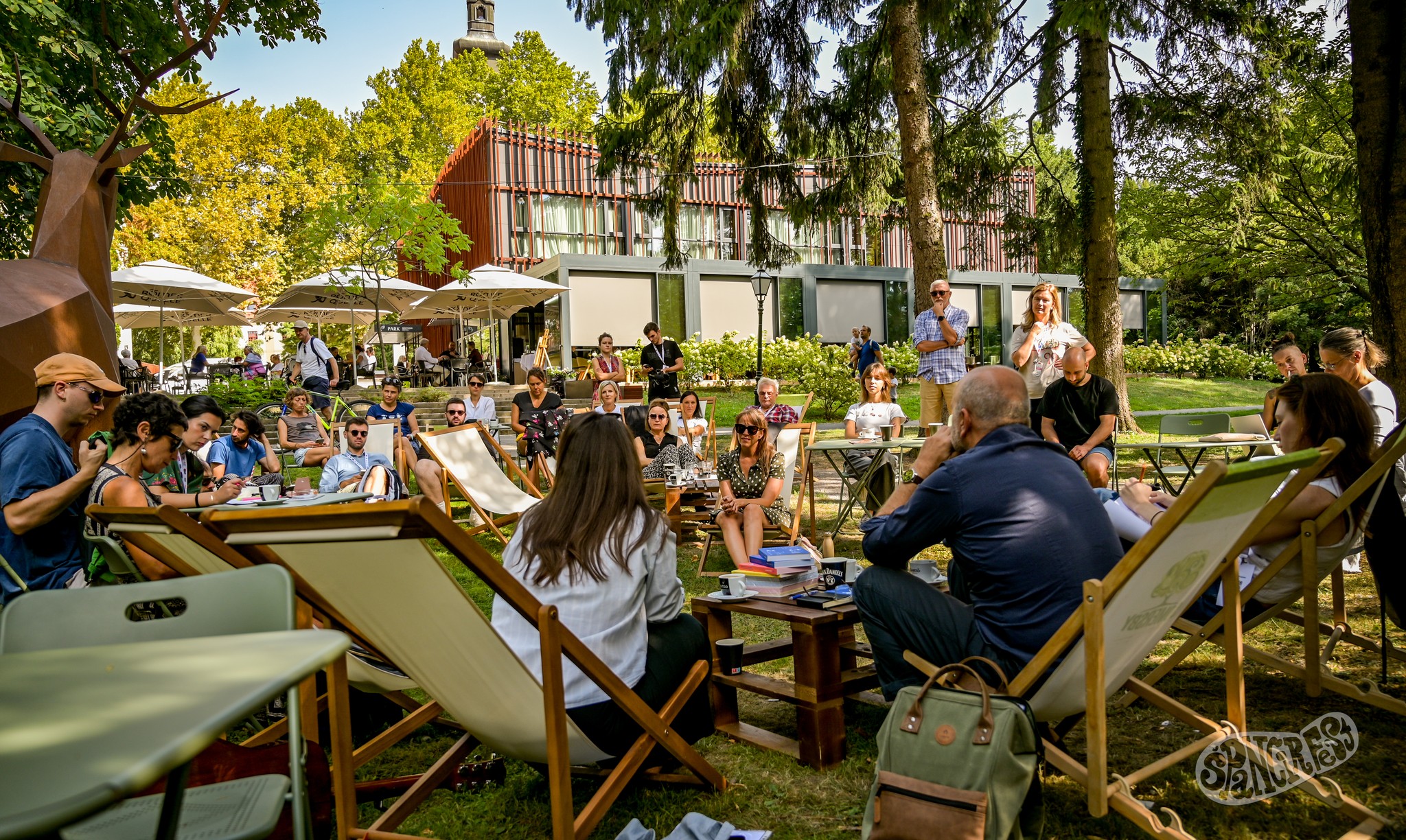 28082025_morning_coffe_1_panel_u_parku_Green_Streets_of_Europe.jpg