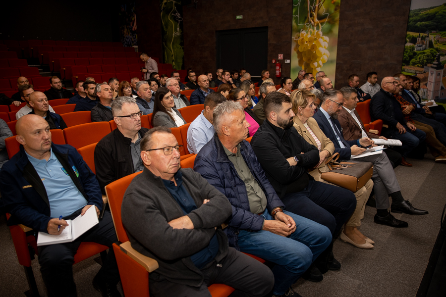 Radni_sastanak_o_zlatnoj_zutici_foto_Matej_Scavnicar.jpg